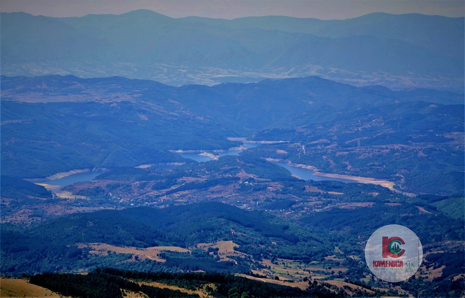 поглед од врвот Сива Кобила кон Македонска Каменица и Калиманско Езеро
