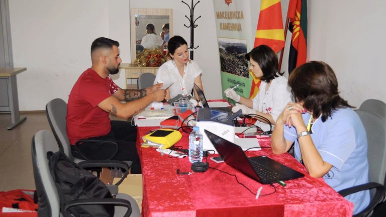 Вонредната крводарителска акција во Македонска Каменица собра 12 единици крв