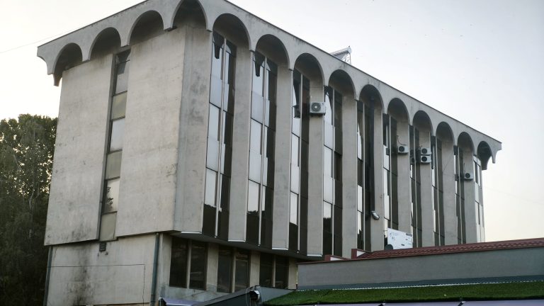 ОГЛАС ЗА ИЗДАВАЊЕ И ПРОДАЖБА НА ДЕЛОВЕН ПРОСТОР ВО УПРАВНАТА ЗГРАДА ВО МАКЕДОНСКА КАМЕНИЦА