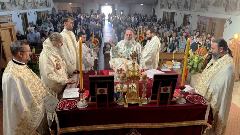 Епископот г. Марко на Света архиерејска Литургија во црквата „Рождество на Пресвета Богородица” во Луцерн